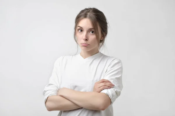 Portret Van Een Boos Ontevreden Europese Vrouw Stond Met Armen — Stockfoto