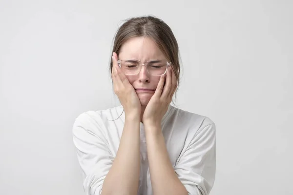 Mujer Gafas Modernas Cubriendo Orejas Gritando Está Desesperada Por Problema —  Fotos de Stock