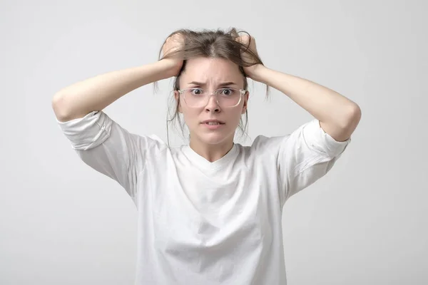 Hvid Kvinde Panik Studiet Halvere Hendes Hoved Hun Holder Hovedet - Stock-foto