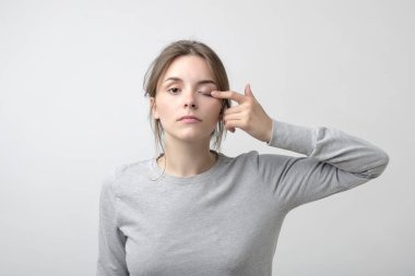 Kadın o görme yeteneği ile sorun göstermek için göz dokunuyor. Sağlık sorun. Miopia veya astigmat kavramı