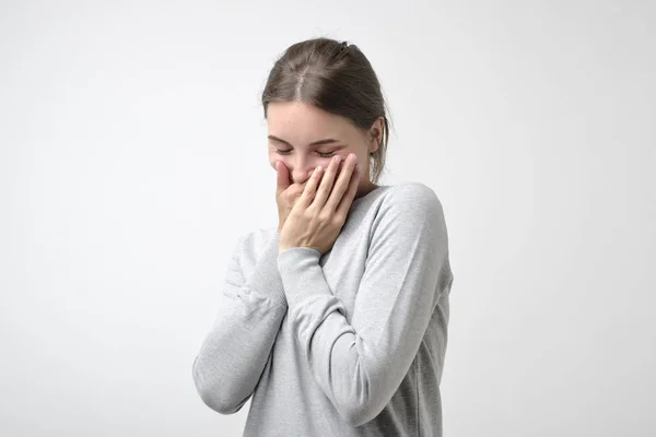 Hübsche Kaukasische Mädchen Einfachen Pulover Scheut Sich Ein Kompliment Hören — Stockfoto