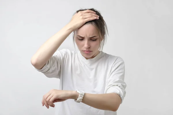 Retrato Una Joven Triste Conmocionada Cogida Mano Con Reloj Pulsera — Foto de Stock