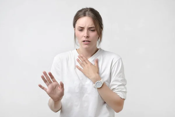 Mujer Europea Con Camiseta Blanca Con Dolor Garganta Perdí Una —  Fotos de Stock