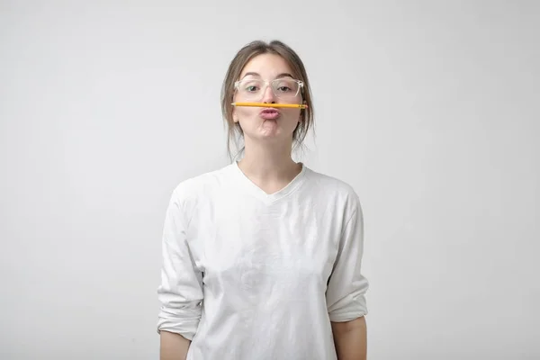 Estudiante Divertido Camiseta Blanca Jugando Sosteniendo Pluma Entre Nariz Los — Foto de Stock