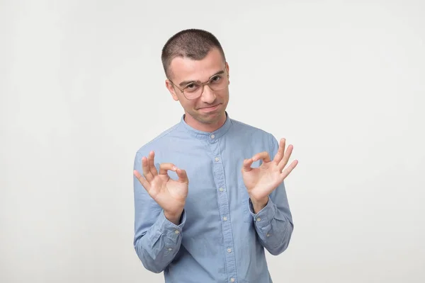 Een Latijns Knappe Jongeman Blauw Shirt Geïsoleerd Een Grijze Achtergrond — Stockfoto