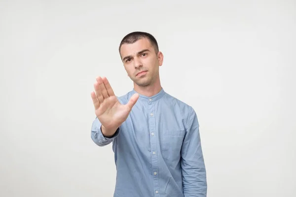 Jonge Man Weergegeven Stop Gebaar Concept Van Weigeren Zeg Nee — Stockfoto