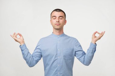 Rahat kaygısız erkek öğrenci eğitim, izole bir şey üzerinde yoğunlaşmaktadır uzun saatler sonra dinlenmek için çalışır derin derin düşünür. Millet, dinlenmek, dinlenmek, meditasyon, yaşam kavramı