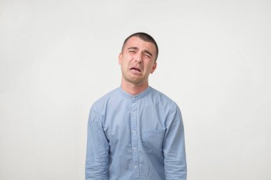 Stüdyo somurtarak ve ağlamak, kız arkadaşı hakkında şikayet yakışıklı delikanlı, bir kadeh. Rahatsız ya da karısı ile son dakika olma kavramı. İş veya Üniversitesi hatası. Kötü haber