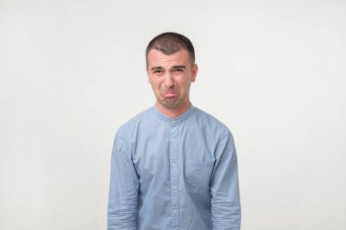 Stüdyo somurtarak ve ağlamak, kız arkadaşı hakkında şikayet yakışıklı delikanlı, bir kadeh. Rahatsız ya da karısı ile son dakika olma kavramı. İş veya Üniversitesi hatası. Kötü haber