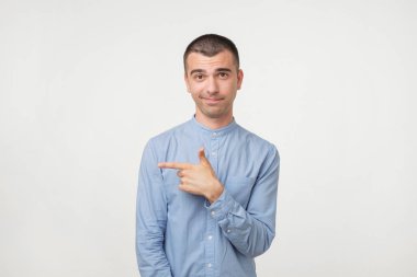 Orada kavram üzerinde bak. Mavi gömlek uzağa işaret içinde yakışıklı delikanlı.