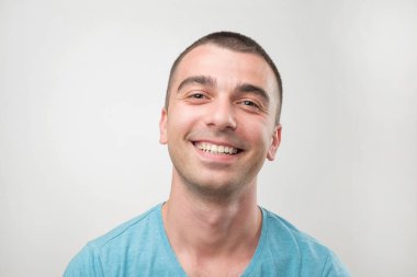 Mavi t-shirt erkekte gülümseyen, Closeup ortrait. Olumlu yüz duygu