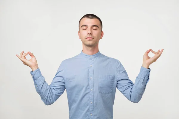 Estudante Masculino Despreocupado Relaxado Medita Tenta Relaxar Após Longas Horas — Fotografia de Stock