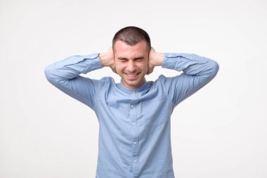 Hayal kırıklığına uğramış genç adam kulakları tıkalı ve gözleri kapalı tutarak vurguladı. Baş ağrısı veya komşuları korkunç gürültü yorgun sahip konsept