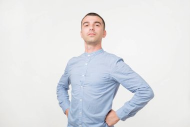 Bir süper kahraman gibi duran yakışıklı delikanlı. Kendisiyle gurur