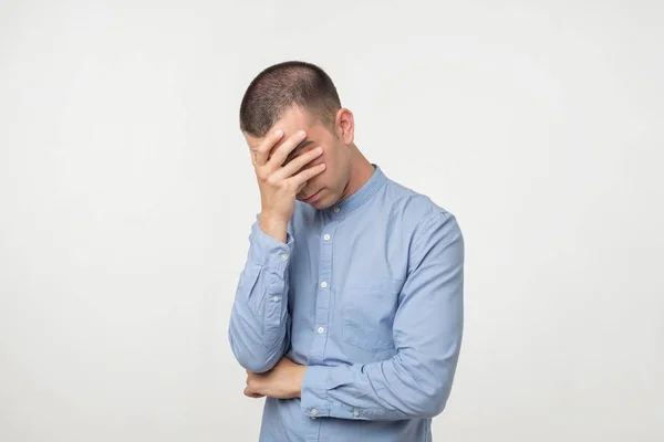 Giovane Scontento Camicia Blu Che Copre Gli Occhi Sfondo Grigio — Foto Stock