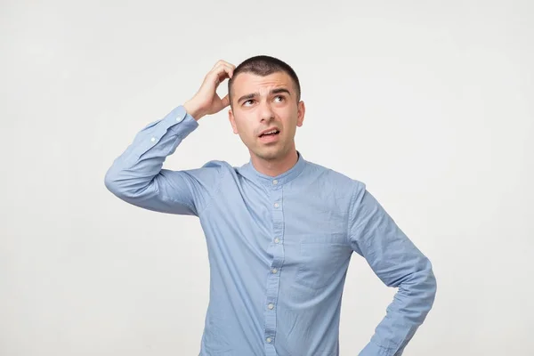 Schöner Spanischer Typ Blauem Hemd Runzelt Die Stirn Und Sieht — Stockfoto