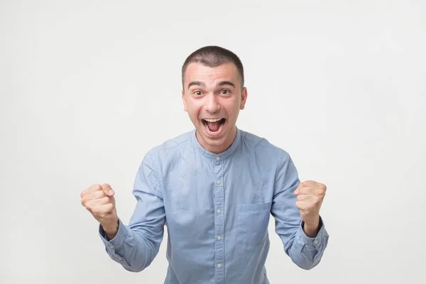 Jovem Hispânico Homem Camisa Azul Comemorando Vitória Sua Equipe Sobre — Fotografia de Stock