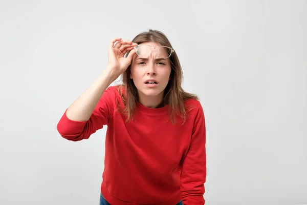 Jeune Femme Caucasienne Portant Des Lunettes Regardant Caméra Avec Doute — Photo