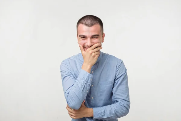 Feche Retrato Jovem Rindo Cobrindo Boca Com Mão Sobre Fundo — Fotografia de Stock