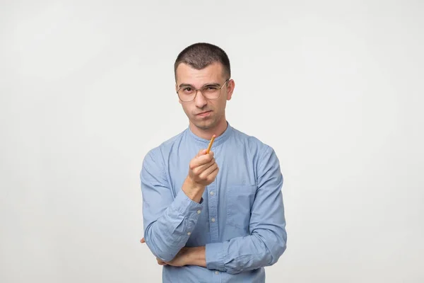 Jonge Man Blauw Shirt Hebben Een Idee Hij Wijst Met — Stockfoto