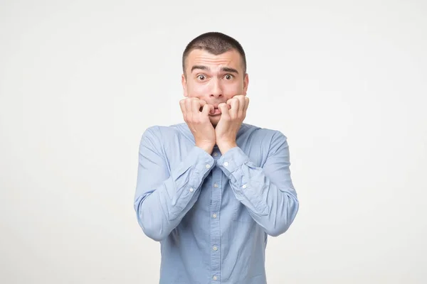 Retrato Joven Ansioso Con Camisa Azul Mordiéndose Las Uñas Los — Foto de Stock