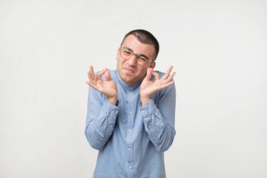 Tipik İtalyan jest, simge veya el ile ifade yapan genç beyaz erkek. O kızgın ve içerik değil. Onun arkadaşı rahatsız değil deneyin. Gerçek şey söylemek nasıl bilmiyorum