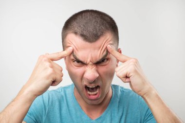 Genç latin kızgın adam portresi kapatın. O çok kızgın ve öfke ile bağırmak. Negatif duygu kavramı