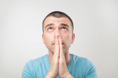 Portre portre gösterilen mavi gömlekli umutsuz genç adamın elleri, yardım ya da bahane için soran sıktı. İnsani duygular yüz ifadesi duygu, beden dili