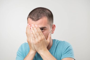 Adam elleriyle gözlerini kapatır. Sorunu saklamaya çalışıyorsunuz. Ya da birini casusluk yapıyor