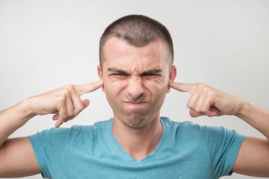 Hayal kırıklığına uğramış genç adam kulakları tıkalı ve gözleri kapalı tutarak vurguladı. Baş ağrısı veya komşuları korkunç gürültü yorgun sahip konsept