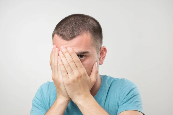 Uomo Chiude Gli Occhi Con Mani Cerco Nascondermi Dai Problemi — Foto Stock