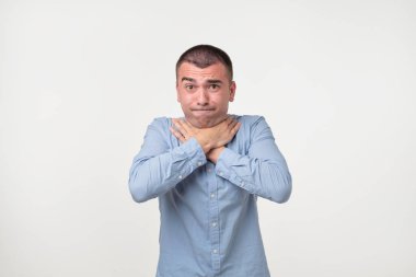 Mavi gömlekli adam kendini boğdu. Umutsuz hayat sorunları nedeniyle. Kendini saldırganlık