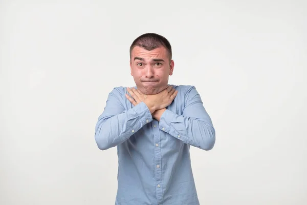 Man Een Blauw Shirt Gewurgd Zelf Wanhopige Vanwege Problemen Het — Stockfoto