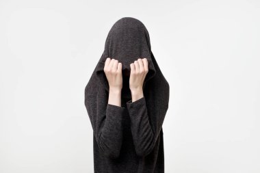 Kadın yüz giysileri altında saklanıyor. Kafasına oulling sweatr o. Depresif duygu. Ba yalnız isterdim. Kişisel alan korunması