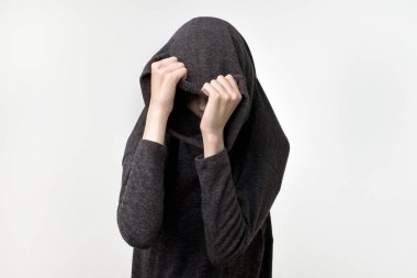 Kadın yüz giysileri altında saklanıyor. Kafasına oulling sweatr o. Depresif duygu. Ba yalnız isterdim. Kişisel alan korunması