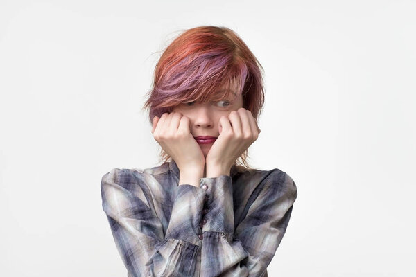 Внутренний портрет застенчивой красивой женщины, смущенной желанием что-то сказать, но не имеющей смелости сделать это. У неё интересная цветная прическа.
