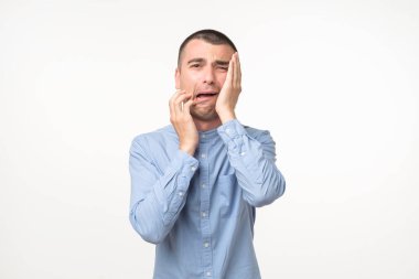 Mavi tişörtlü umutsuzluğa İspanyol adam ağlıyor. Onun iş veya sonu kadar kız arkadaşıyla kaybetti