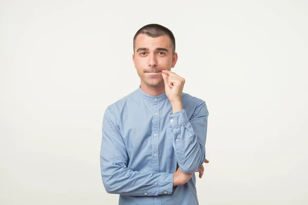 Jonge Latijns Man Blauw Shirt Houdt Fore Vinger Lippen Probeert — Stockfoto