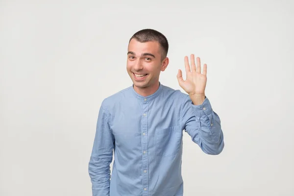 Homem Camisa Azul Dizer Olá Acenar Uma Mão Bem Vindo — Fotografia de Stock