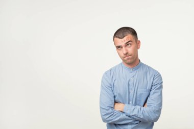 Sence beni ya da oubt kavramı izin. İspanyol delikanlı çok ciddi ve dalgın, iş sorunları çözmek çalışıyor