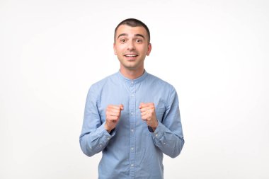 Bir dilek yapma genç İspanyol adam. İş yerinde bir promosyon almak istiyor