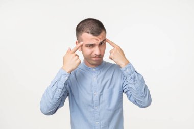 Konsantre ve bazı detayları hatırlamak yakışıklı İspanyol adam çalışır. Düşünmek gerekir