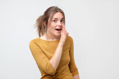 Kimseye söyleme kavramı. Sarı kazaklı konuşkan genç gizli Haberler kameraya bakarak diyor. Diğer insanların sırlarını hakkında dedikodu