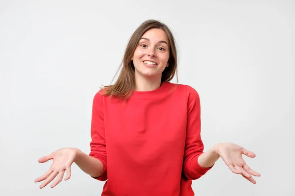 Giovane Donna Maglione Rosso Piedi Disorientato Disorientato Isolato Sfondo Grigio — Foto Stock