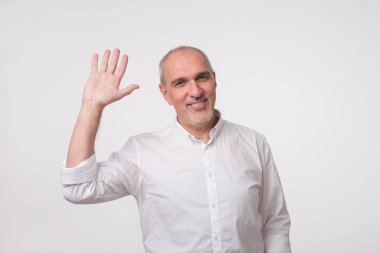 Merhaba jest elinde neşeyle gülümseyen süre feragat yakışıklı çekici Avrupa adam. Onun arkadaş ya da misafir ağırlamaktan mutluluk o. Şahsen birbirlerini tanımak için kavramı