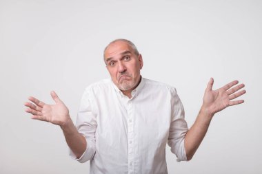 Adam vücut dili. Bu kavram yapmadım. Olgun İtalyan yakışıklı adam kadar eller yükselterek