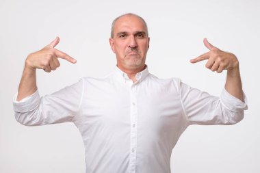 Adam gri arka plan üzerinde kendisiyle gurur. En iyi kavramı ben. Bana başarı için seçin