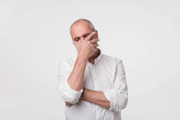 Nespokojený Zralý Muž Bílé Košili Zakrývaje Tvář Rukou Nad Šedým — Stock fotografie