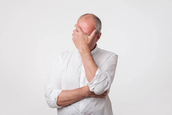 Unzufriedener Älterer Mann Weißem Hemd Der Sein Gesicht Mit Einer — Stockfoto