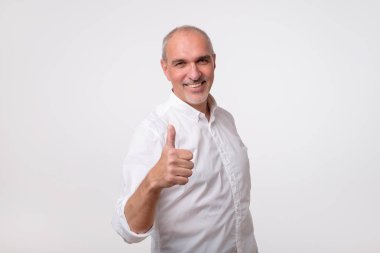 Üst düzey yakışıklı beyaz gömlekli başparmak ortaya çıktı. O onun sağlık ve mali durumunuz ile memnun olduğunu. Emeklilik fonu tavsiye